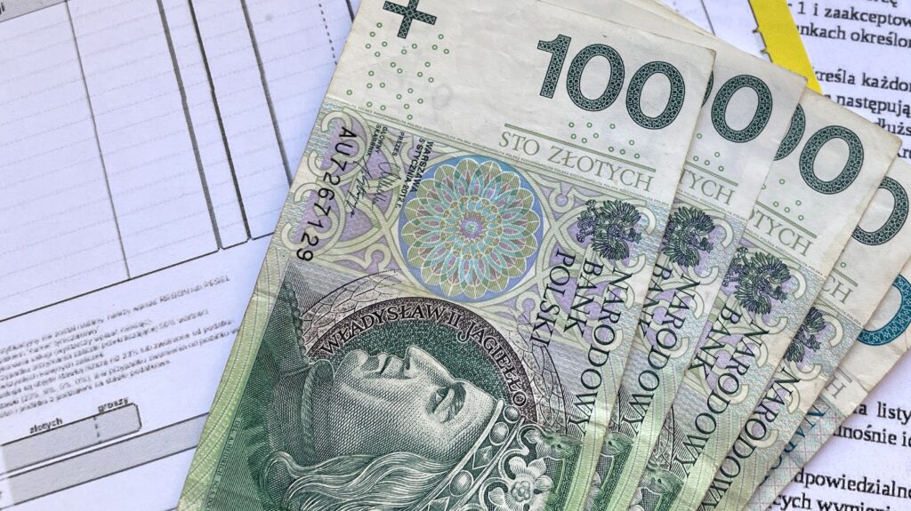 pieniądze i faktura
